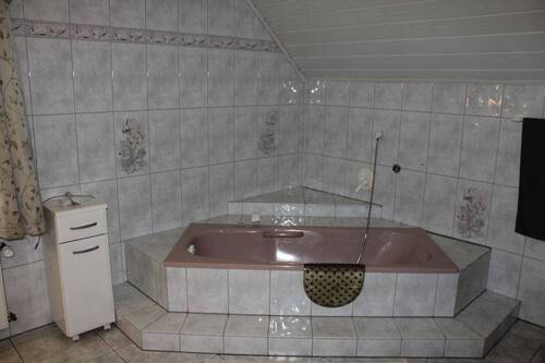 ... mit Wanne über Eck - 