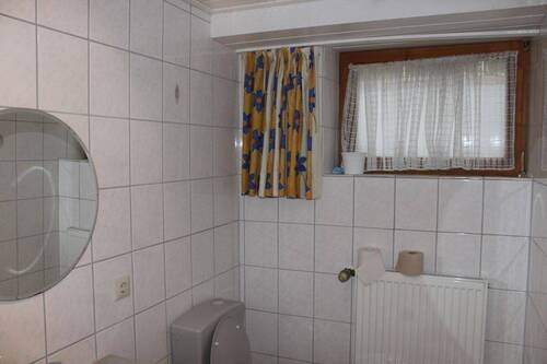 ... und Dusche mit WC - 