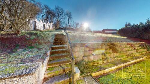 Treppe hoch zum großen Garten - 