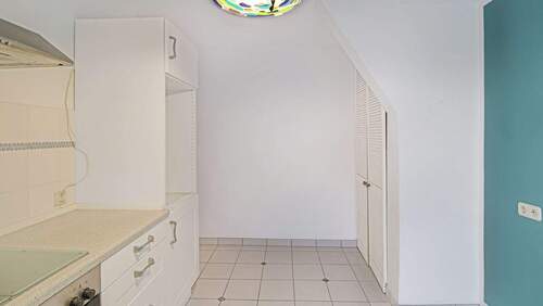 Küche mit Lebensmittelkammer - 