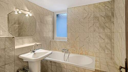 Wannenbad mit Fenster - 