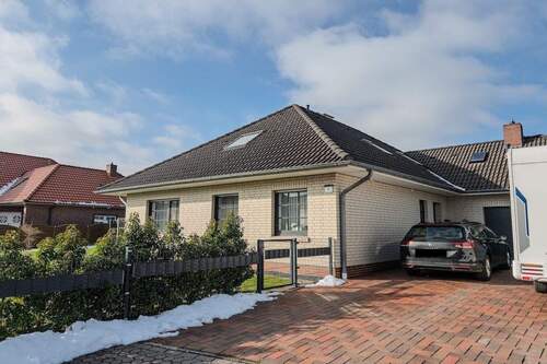 Hausansicht - Architektur trifft Lebensqualität - Ihr exklusives Zuhause in Burhaves bester Lage!