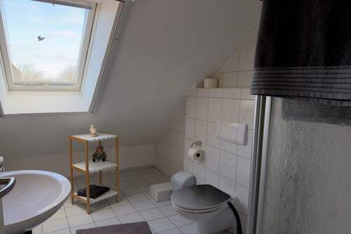 Badezimmer (ausgebauter Dachboden) - 