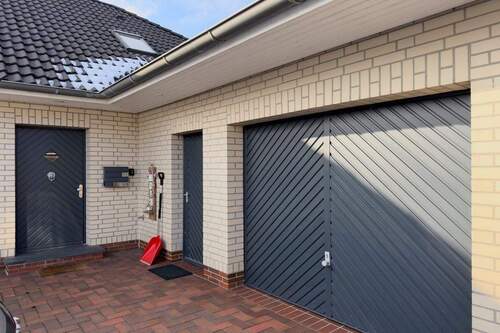 Hauseingang & Garage - Einfamilienhaus mit 192,00 m&sup2; in Butjadingen zum Kaufen