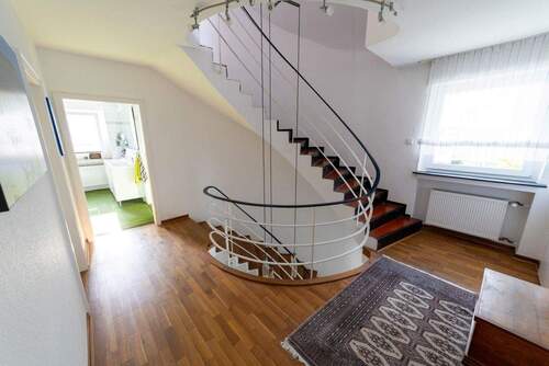 Flur OG mit Treppe zum DG - 