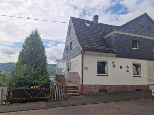 Außenansicht - 6 Zimmer Doppelhaushälfte zum Kaufen in Siegen / Niederschelden