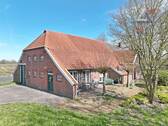 rückwärtige Ansicht Resthof - Ostfriesisches Bauernhaus-tolles Grundstück mit Backhaus und altem Baumbestand