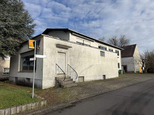 Schaufenster und zweiter Eingang - 7 Zimmer Mehrfamilienhaus, Wohnhaus in Girkenroth