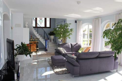 ... zum hellen Wohnzimmer ... - 