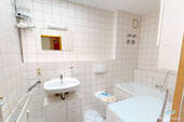 Badezimmer mit Badewanne und WM/TR-Anschluss - 