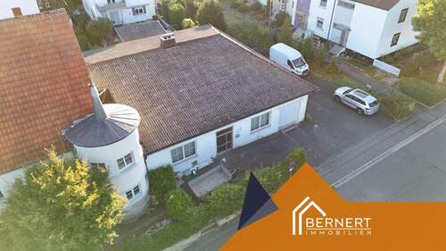 Luftbild - Lagerhalle mit Parkplätzen Produktionshalle