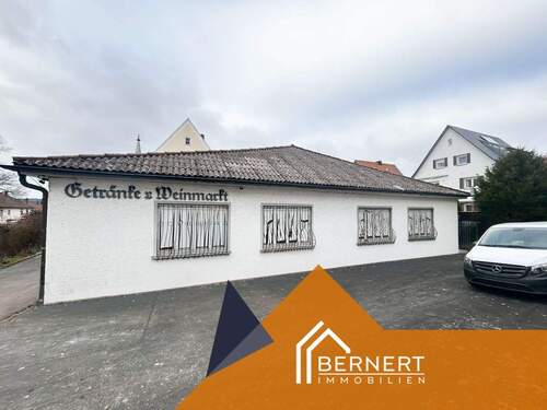 Außenansicht mit Parkplätzen - 