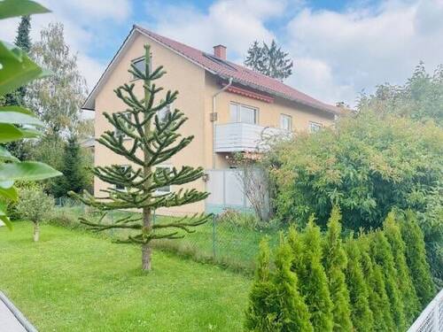 Aussenansicht - Sonnige Lage: Zweifamilienhaus mit Einliegerwohnung und Potential