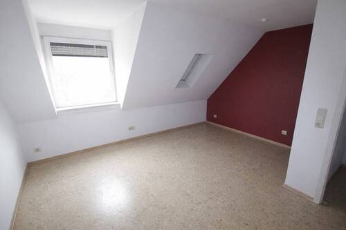 Unmöbliertes Schlafzimmer unter Dachschräge - 