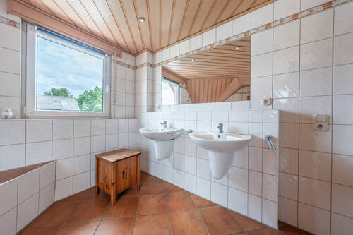 Bad mit Doppelwaschtisch, - 