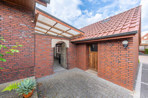 Gartenhaus und Eingang - 