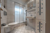 Bad mit Dusche im Erdgeschoss - 