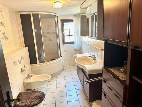 Zweites Bad mit Dusche, Bidet und Tageslicht - 