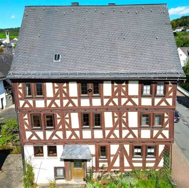 Außenansicht - Denkmalgeschütztes Fachwerkhaus mit Scheune in Mittenaar - großzügiges Anwesen mit Geschichte