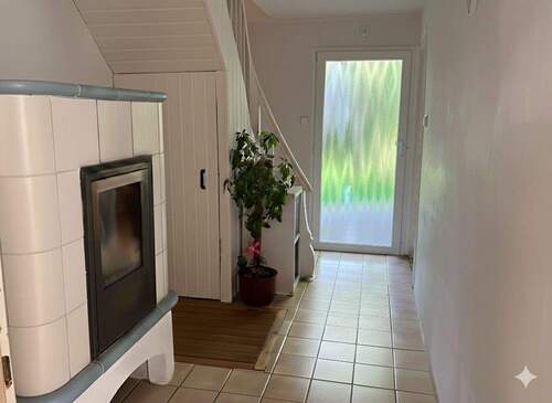 EG: Kachelofen mit Flur Richtung Garten - 