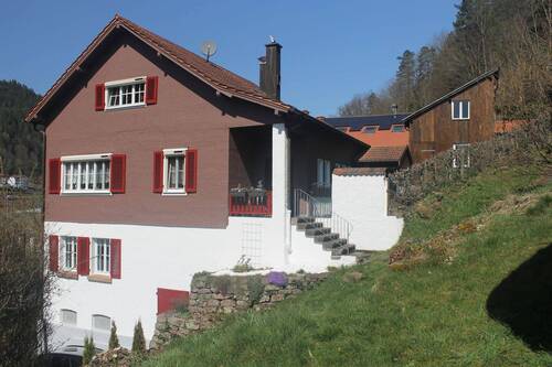 Seitenansicht - Bad Wildbad, charmantes Fachwerkhaus mit Erweiterungspotenzial, ideal für die Großfamilie