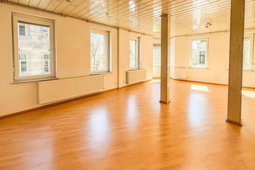 Wohnzimmer - Bezugsfreie 4-Zimmer-Wohnung mit Balkon und zwei Bädern im Herzen von Fürth