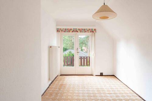 rechtes Schlafzimmer mit Balkon - 