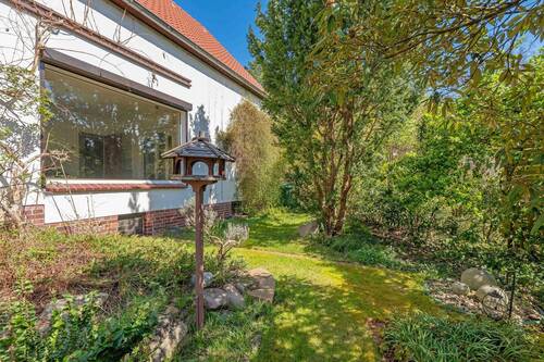 Garten mit großem Fenster - 