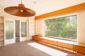 Wohnzimmer mit großem Fenster - 
