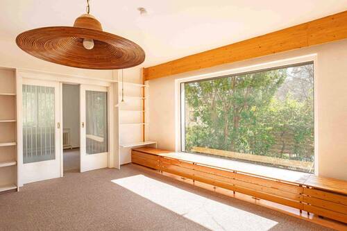 Wohnzimmer mit großem Fenster - 