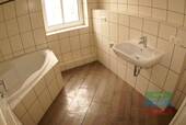 Bad mit Fenster und Badewanne - 