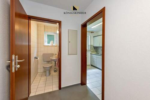 Flur mit Blick in die Küche/ sep. WC - 