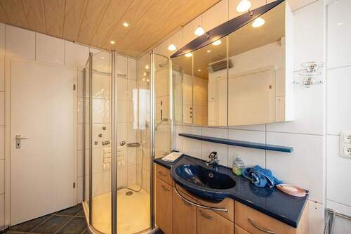 EG: Tageslichtbad mit Dusche, WC, Bidet - 