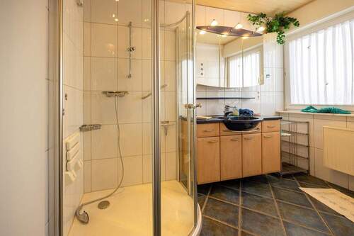 EG: Tageslichtbad mit Dusche, WC, Bidet - 