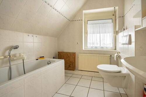 DG: Tageslichtbad mit Badewanne - 