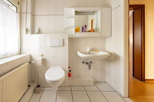 DG: Tageslichtbad mit Badewanne - 