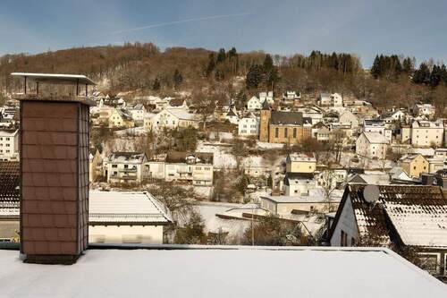 Aussicht vom Dachgeschoß, vorne der Anbau mit Kamin - 
