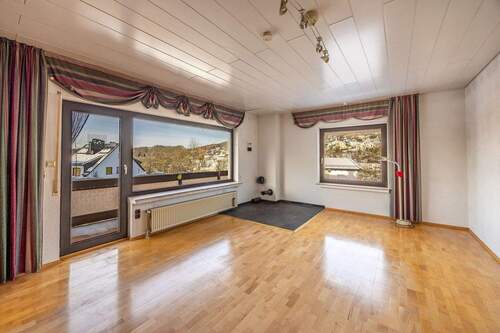 EG: Wohnzimmer mit Zugang zur Loggia - 