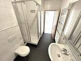 Bad mit Dusche, Wanne u. WC - 