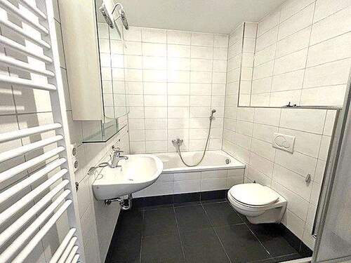 Bad mit Dusche, Wanne u. WC - 