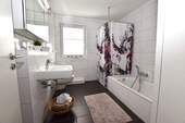Bad mit Dusche und Wanne 1.OG.JPG - 