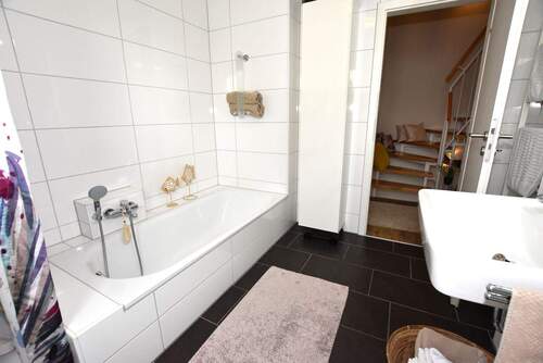 Bad mit Dusche und Wanne 1.OG.2.JPG - 