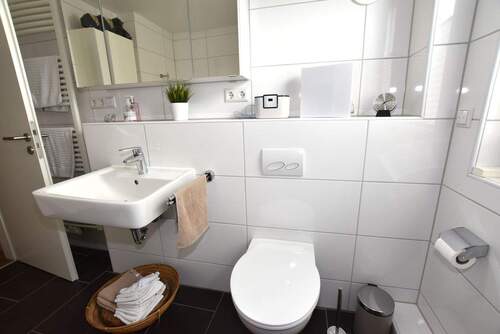 Bad mit Dusche und Wanne 1.OG.3.JPG - 
