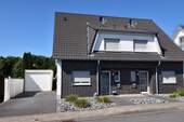 Hausfront.JPG - Moderne, junge Doppelhaushälfte mit Garage in naturnaher Lage