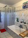 Bad im OG mit Wanne und Dusche - 