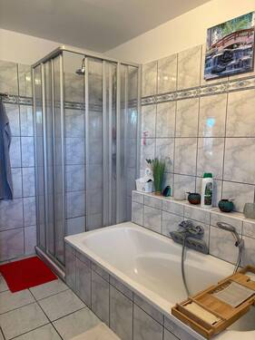 Bad im OG mit Wanne und Dusche - 