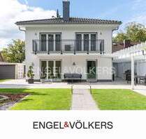 Stilvolle Eleganz trifft moderne Technik - Traumhaus mit Traumgarten in Ahrensburg