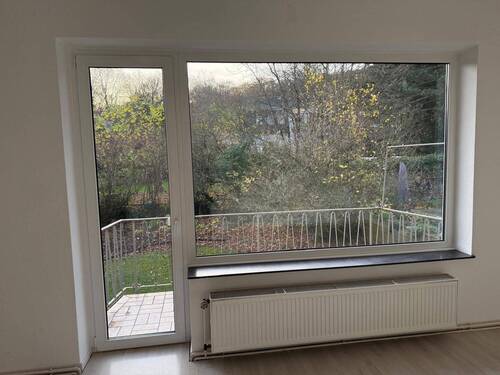 Wohnzimmer mit Balkon - 3 Zimmer Etagenwohnung in Hagen