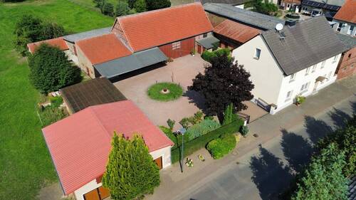 Luftbild Gebäude Übersicht - 7 Zimmer Mehrfamilienhaus, Wohnhaus zum Kaufen in Hohenberg-Krusemark