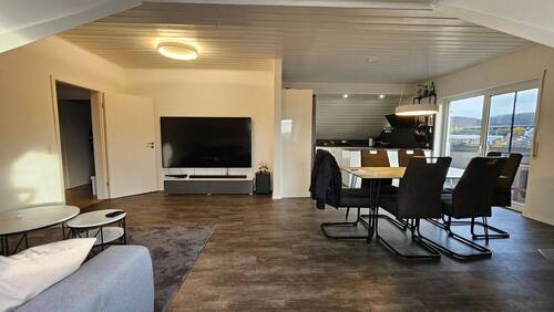 Wohn-und Essbereich - Attraktive 5,5ZKB Wohnung mit offener Einbauküche, modernem Kamin, 2 Balkone sowie PKW Aussenstellplatz